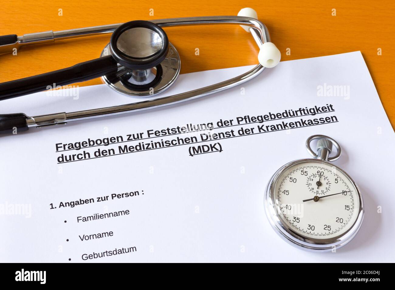 Questionario tedesco per la valutazione della dipendenza da cure: fragebogen pflegebedürftigkeit. Foto Stock