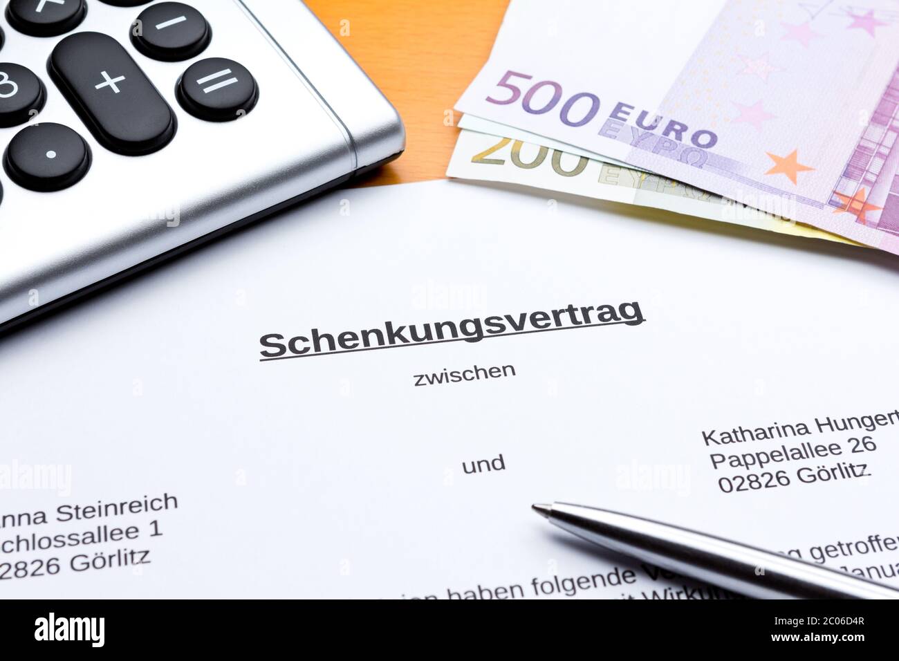 Accordo regalo in tedesco con le banconote e la calcolatrice Euro: Schenkungsvertrag. Foto Stock