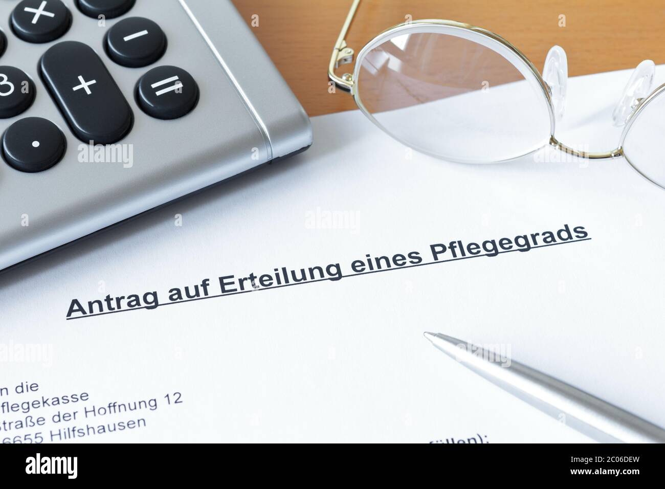 Richiesta di classificazione delle esigenze di assistenza infermieristica in germania: Antrag pflegegrad beantragen. Foto Stock