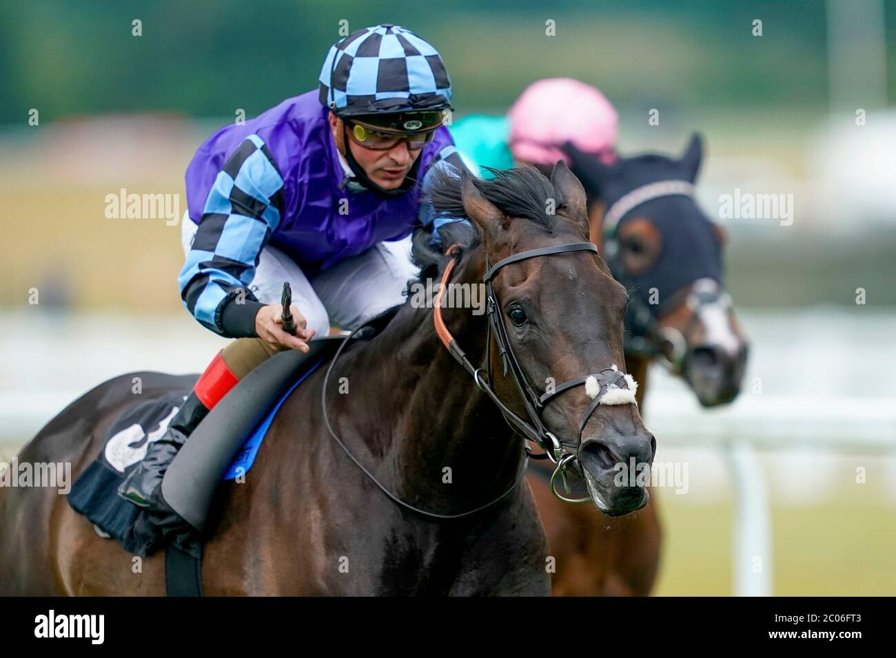 La band d'oro guidata da Andrea Atzeni vince la IT's Not Rocket Science con MansionBet Maiden Fillies' Stakes all'ippodromo di Newbury. Foto Stock