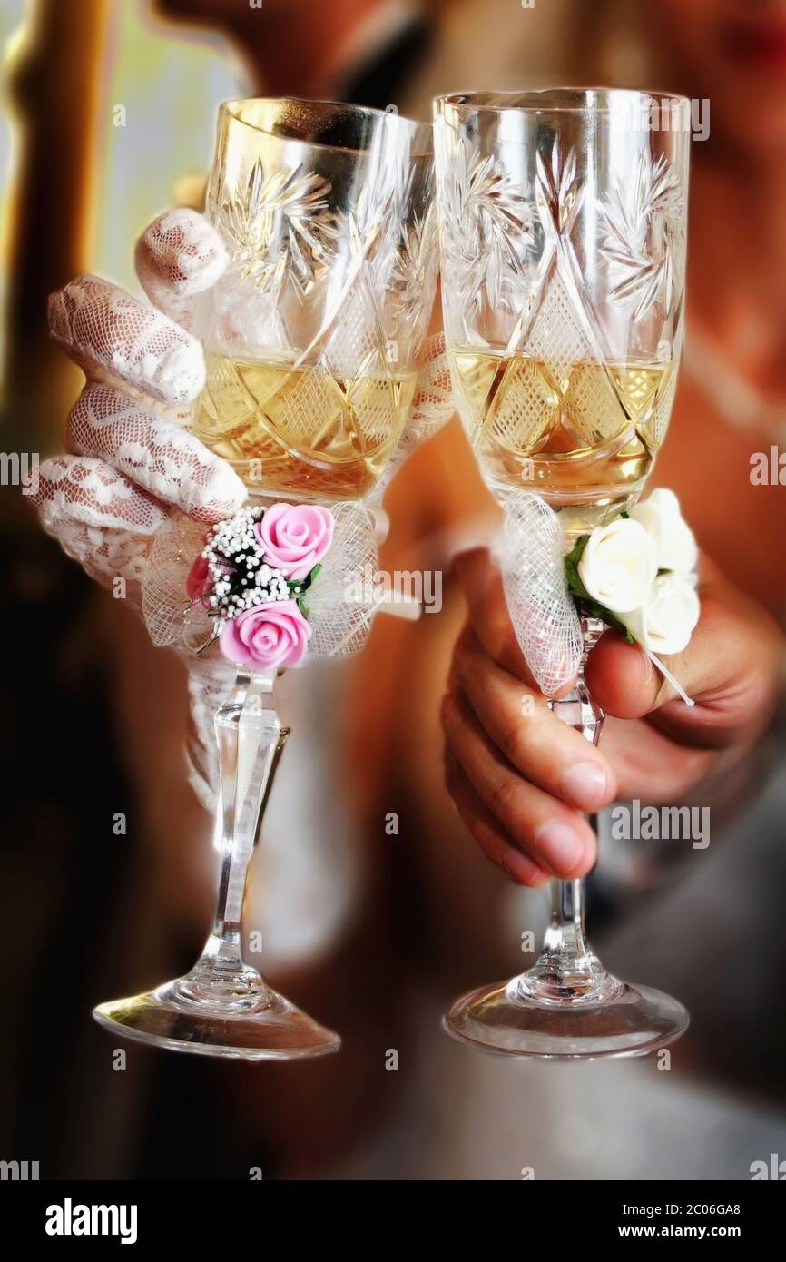 Icone di matrimonio e matrimonio. Sposa e sposo, limousine e chiesa,  accessori di impegno, bicchieri con champagne, torta, vestiti e fiori,  piccioni Immagine e Vettoriale - Alamy