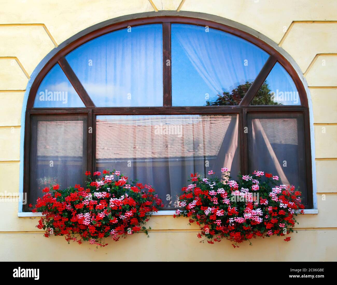 Decorazioni per finestre con fiori Foto Stock