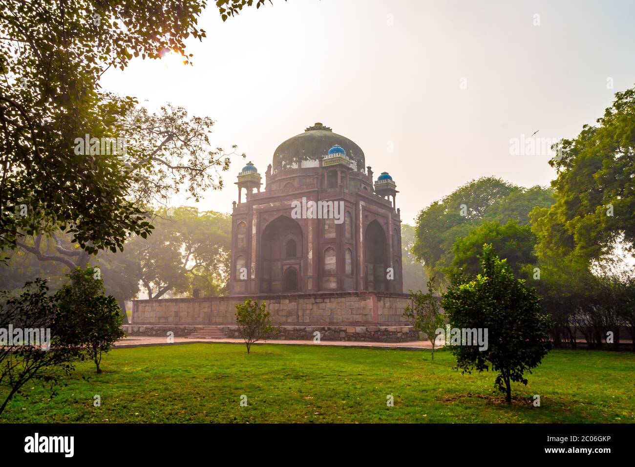 Tomba di Humayun a Nuova Delhi, India. - viste maestose del primo giardino-tomba sul subcontinente indiano. La Tomba è un ottimo esempio di persiano. Foto Stock