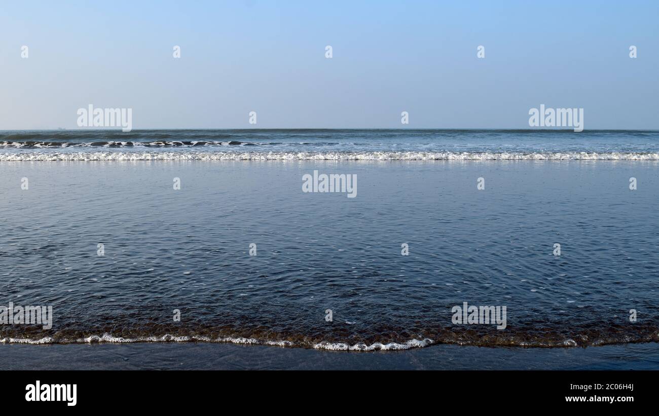 Onde di mare su una spiaggia nel mondo più lungo spiaggia di mare Bazaar Cox in Bangladesh Foto Stock