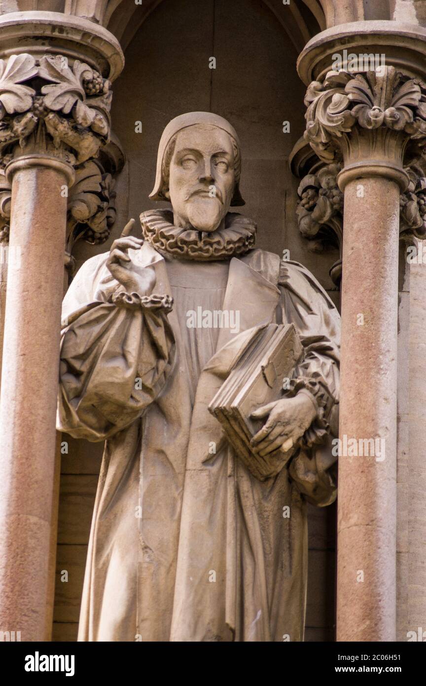 Statua dell'ex Vescovo di Norwich, Giovanni generale (1559 - 1619). Uno dei traduttori della Bibbia di Re Giacomo. Cappella del Collegio di San Giovanni, Cambr Foto Stock