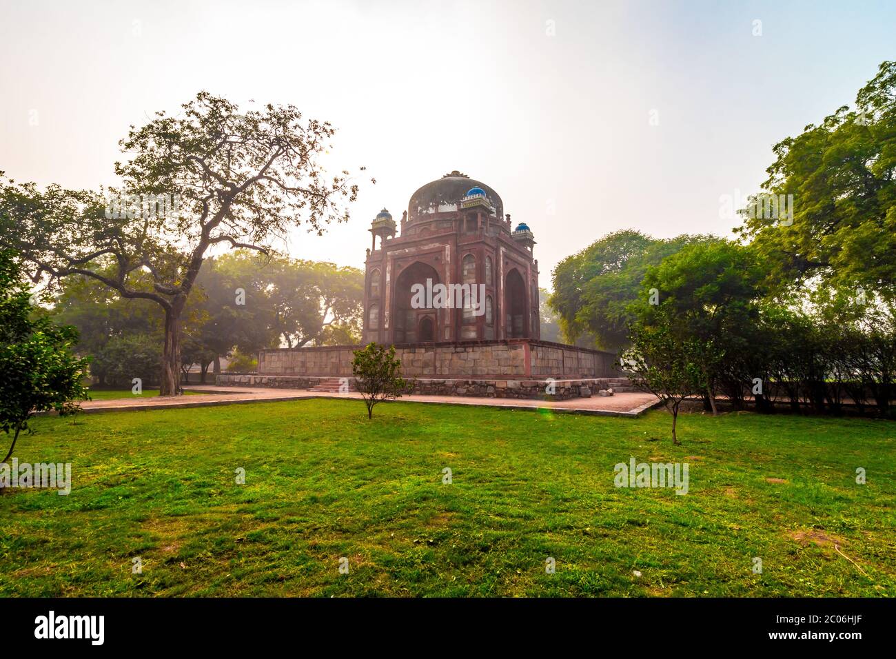 Tomba di Humayun a Nuova Delhi, India. - viste maestose del primo giardino-tomba sul subcontinente indiano. La Tomba è un ottimo esempio di persiano. Foto Stock