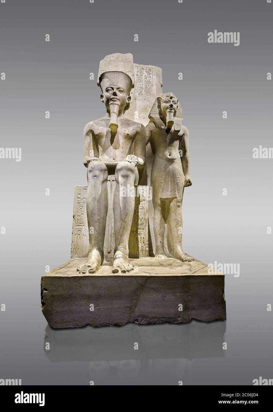Antica statua egiziana del faraone Horemheb con dio Amun, calcare, nuovo Regno, XVIII dinastia, (1319-1292 a.C.). Museo Egizio, Torino. Backgrou grigio Foto Stock