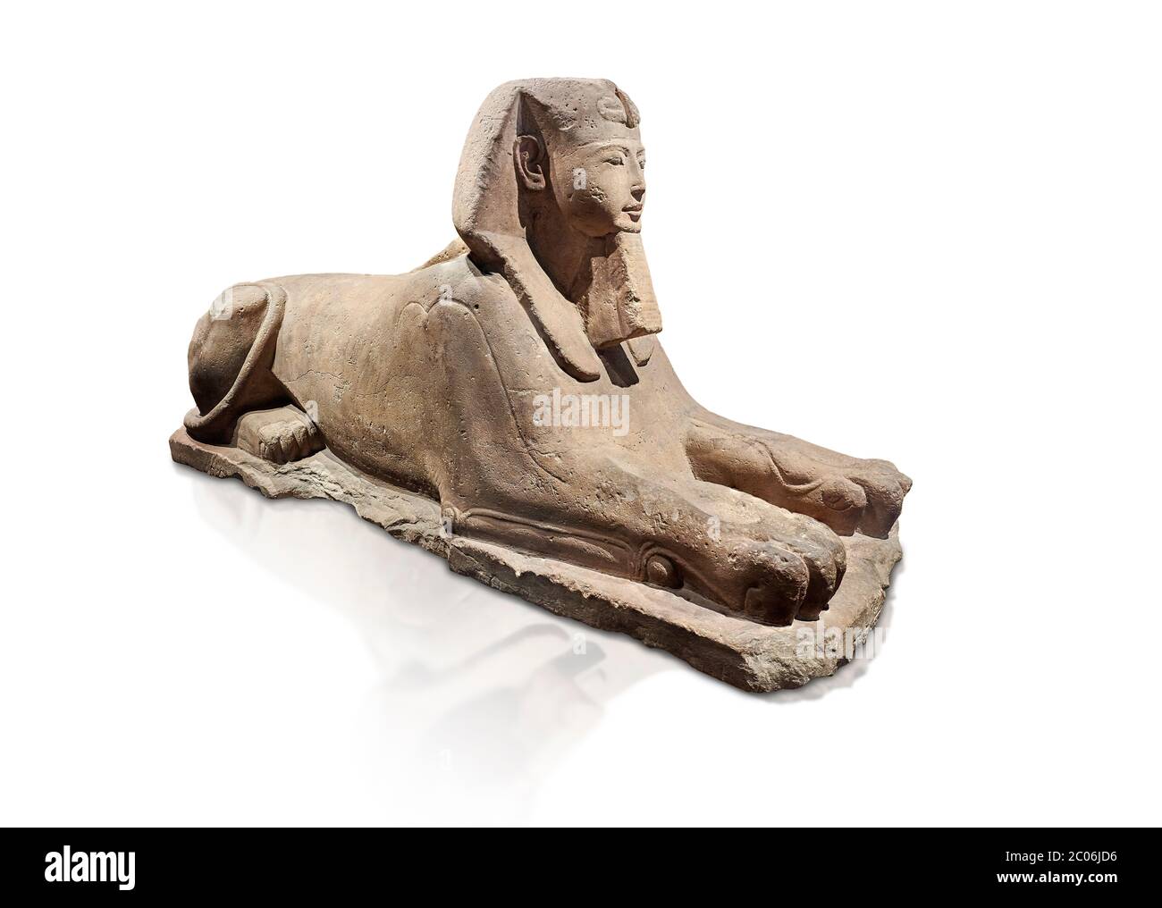 Antica statua della Sfinge egizia, arenaria, nuovo Regno, inizio della dinastia 19 (1292-1250), Karnak, Tempio di Amon. Museo Egizio, Torino. Sfondo bianco Foto Stock