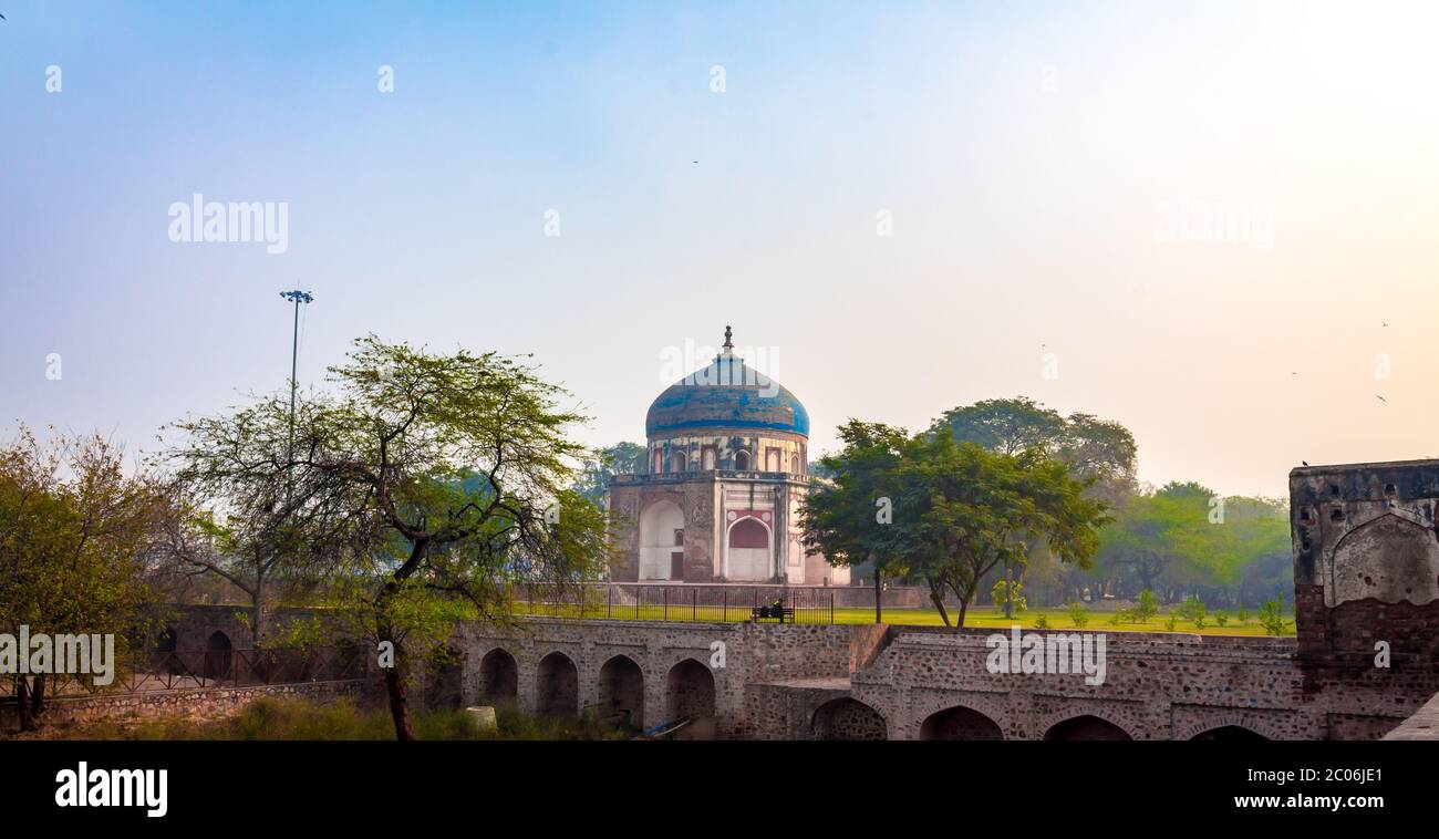 Tomba di Humayun a Nuova Delhi, India - viste maestose del primo giardino-tomba nel subcontinente indiano. La tomba è un ottimo esempio di atto persiano. Foto Stock