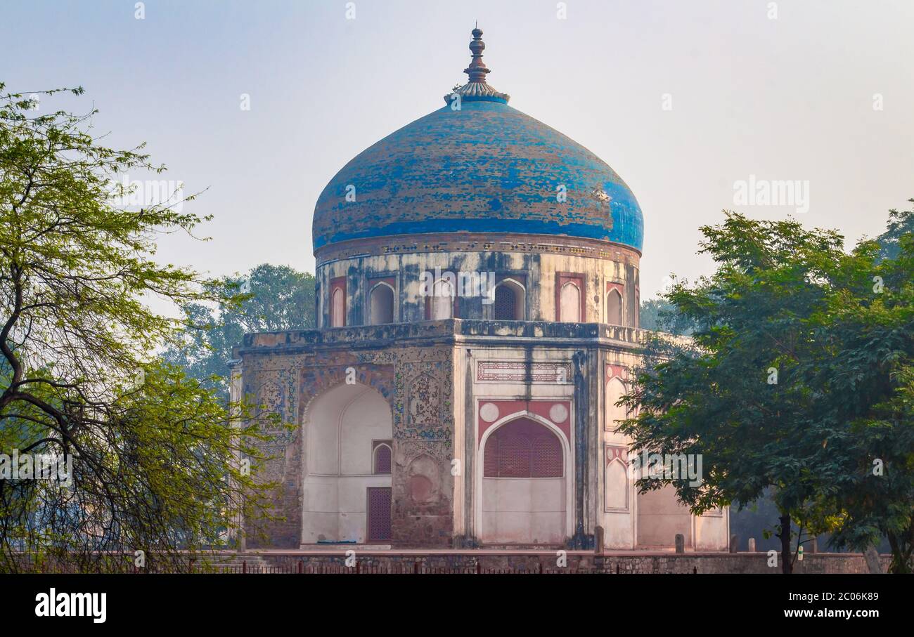 Tomba di Humayun a Nuova Delhi, India - viste maestose del primo giardino-tomba nel subcontinente indiano. La tomba è un ottimo esempio di atto persiano. Foto Stock