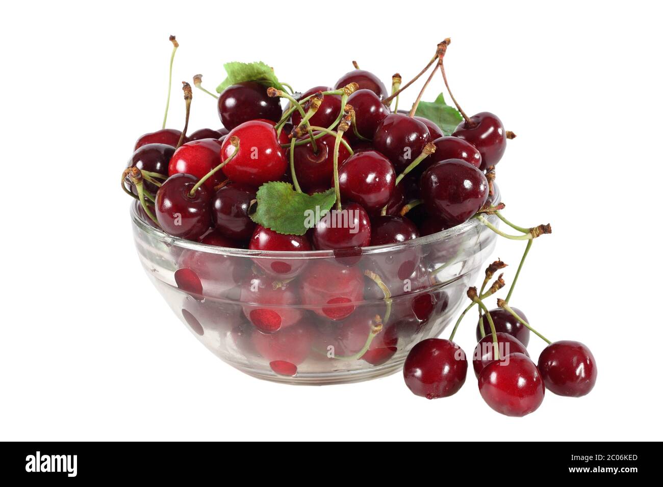 Ciliegie mature e succose in vaso di vetro su fondo bianco Foto Stock