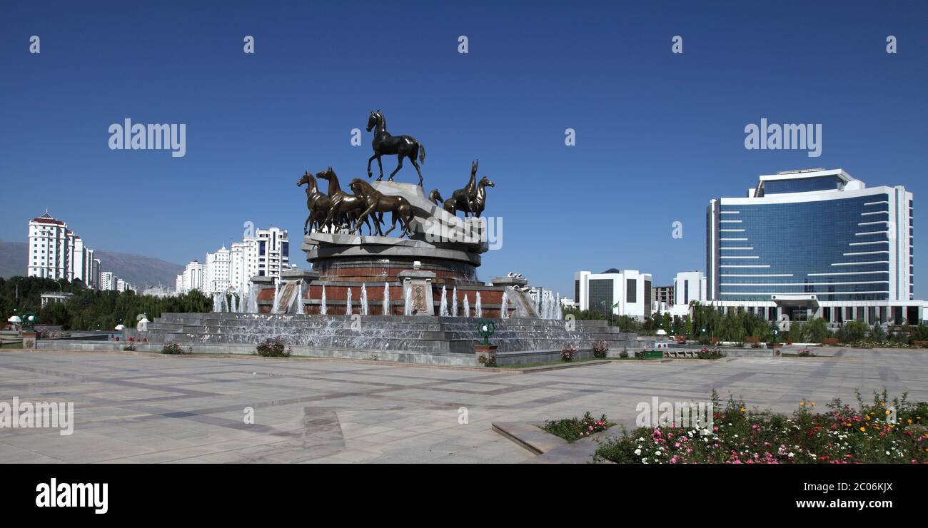 Composizione scultorea per fare cavalli veloci nel parco. Ashkhabad. Turkmenistan. Foto Stock