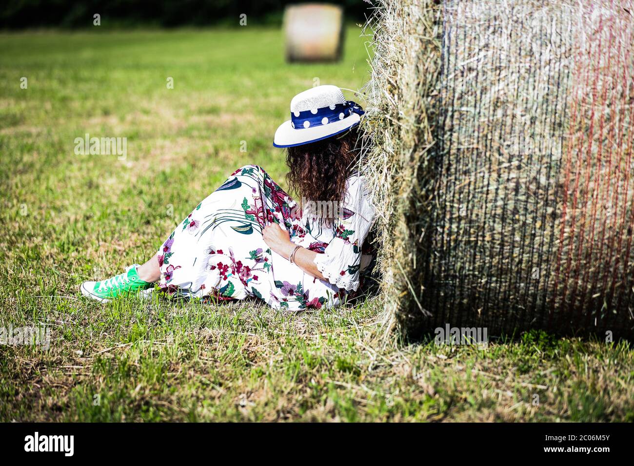 MILANO - 10 2020 giugno: Donna, da dietro, con cappello e abito lungo nel  prato di campagna Foto stock - Alamy