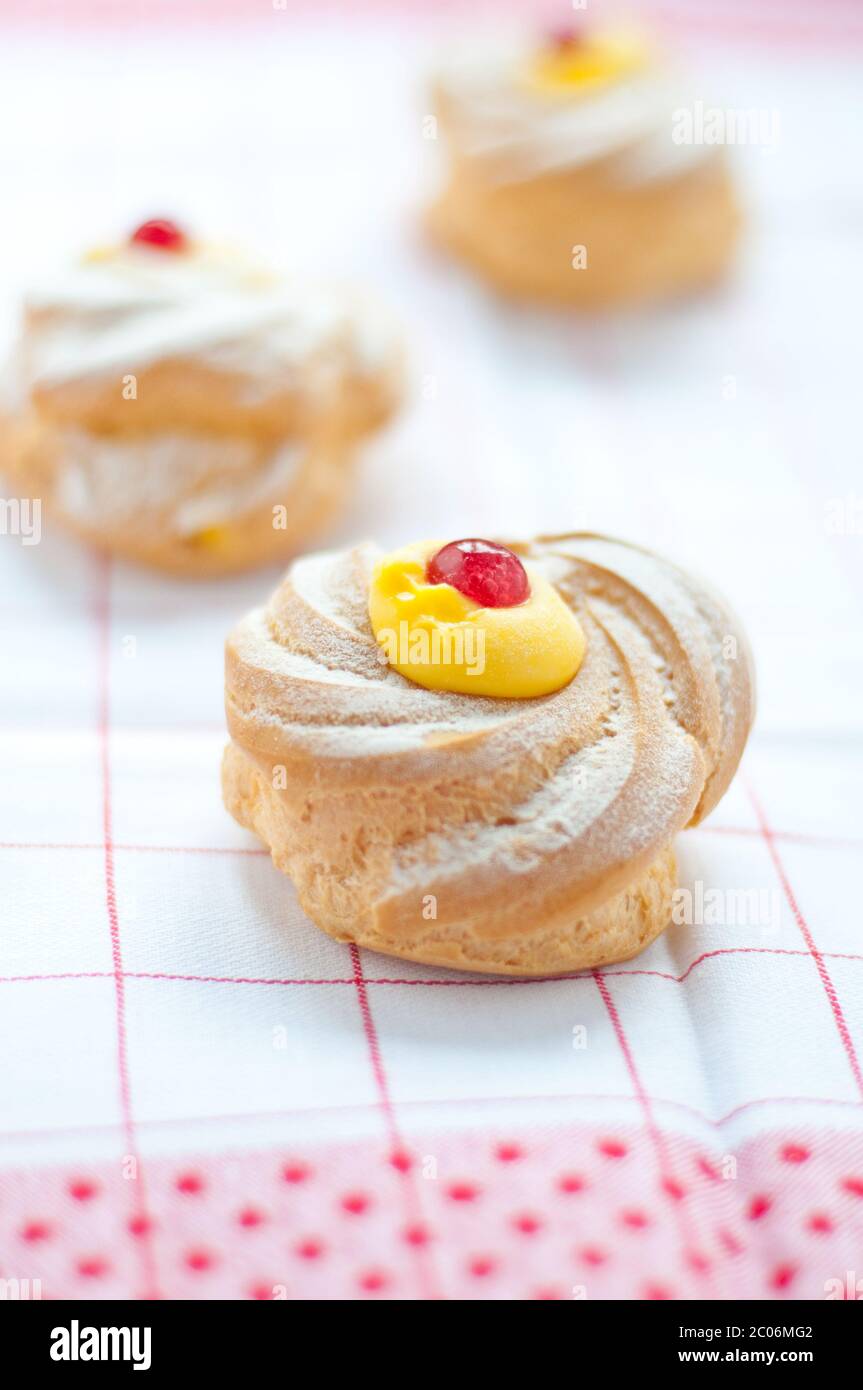 Zeppole san giuseppe dolce tipico italiano napoli con farina e uova Foto Stock