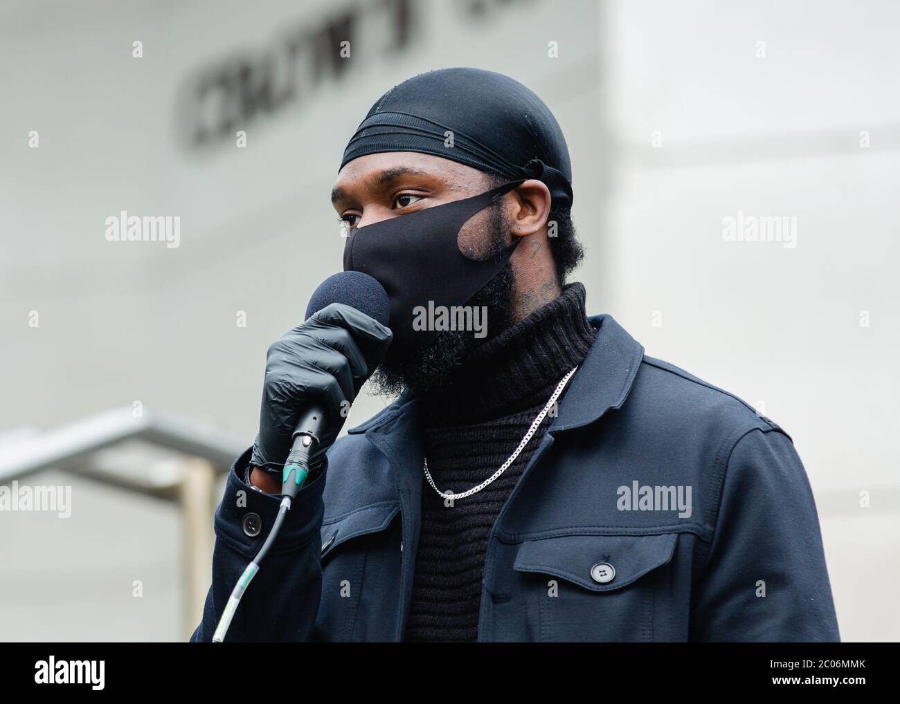 L'organizzatore parla al Newport Black Lives Matter March. L'organizzatore parla al Newport Black Lives Matter March. Centinaia di persone si sono unite alla protesta dopo la morte di George Floyd, un uomo afro-americano di 46 anni, morto durante un arresto da parte della polizia di Minneapolis per aver presumibilmente utilizzato una legge contraffatta. La sua morte ha scatenato enormi proteste in tutto il mondo contro la discriminazione razziale. Credit: Tracey Paddison/Alamy Live News Foto Stock
