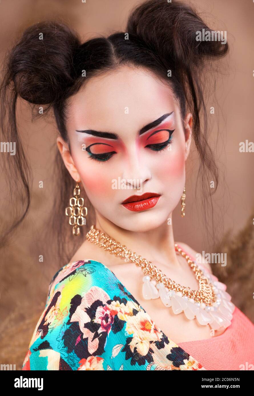 Ritratto stilizzato di una geisha giapponese con luminosi compongono Foto Stock