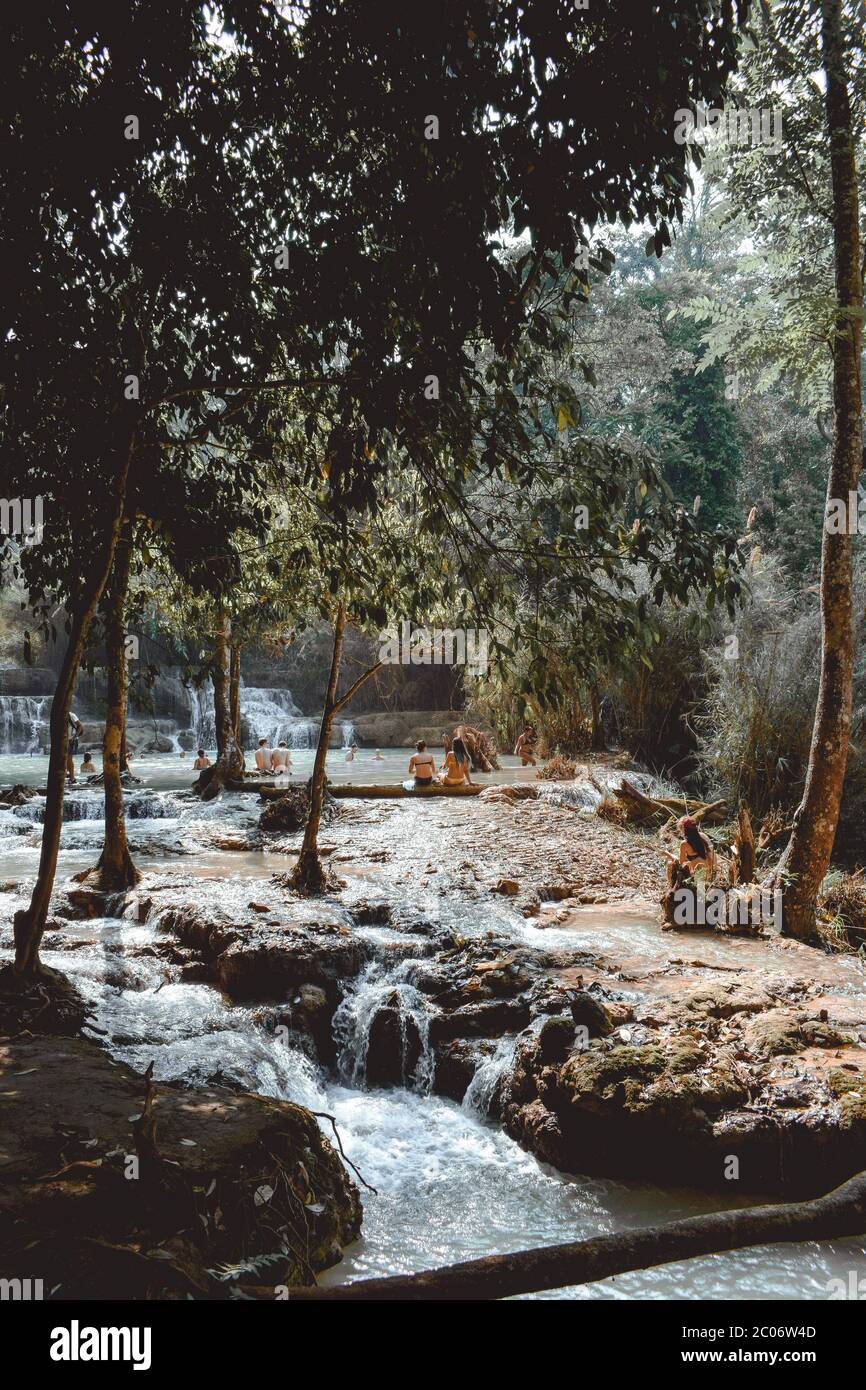 Persone che nuotano nelle cascate di Kuang si in Laos Luang Prabang Foto Stock