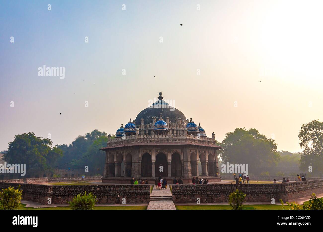 La tomba di ISA Khan a Nuova Delhi, India, è splendidamente adornata con piastrelle verniciate, tende ornate, finestre a reticolo e ampie verande tenute da pilastri. Foto Stock