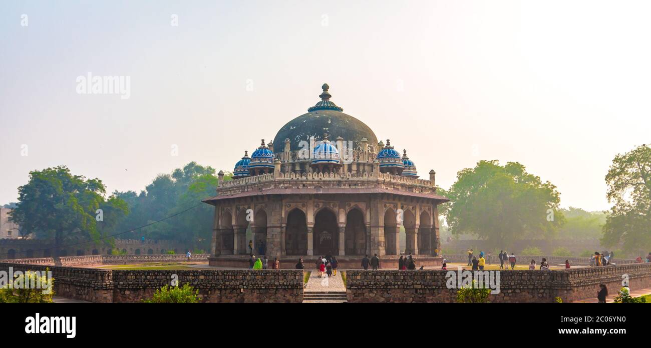La tomba di ISA Khan a Nuova Delhi, India, è splendidamente adornata con piastrelle verniciate, tende ornate, finestre a reticolo e ampie verande tenute da pilastri. Foto Stock