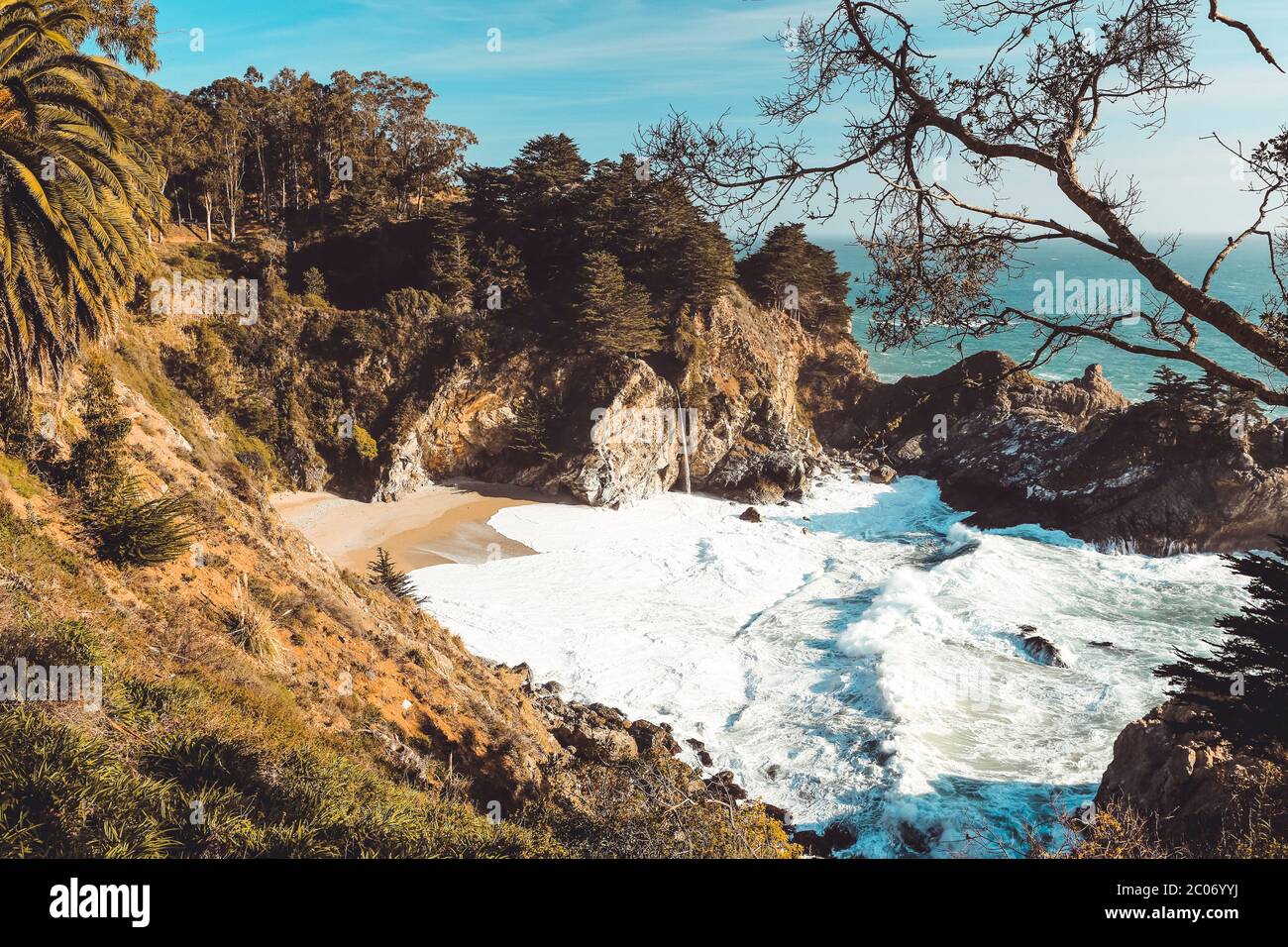 McWay Falls sulla famosa spiaggia della California nel Julia Pfeiffer state Park Foto Stock