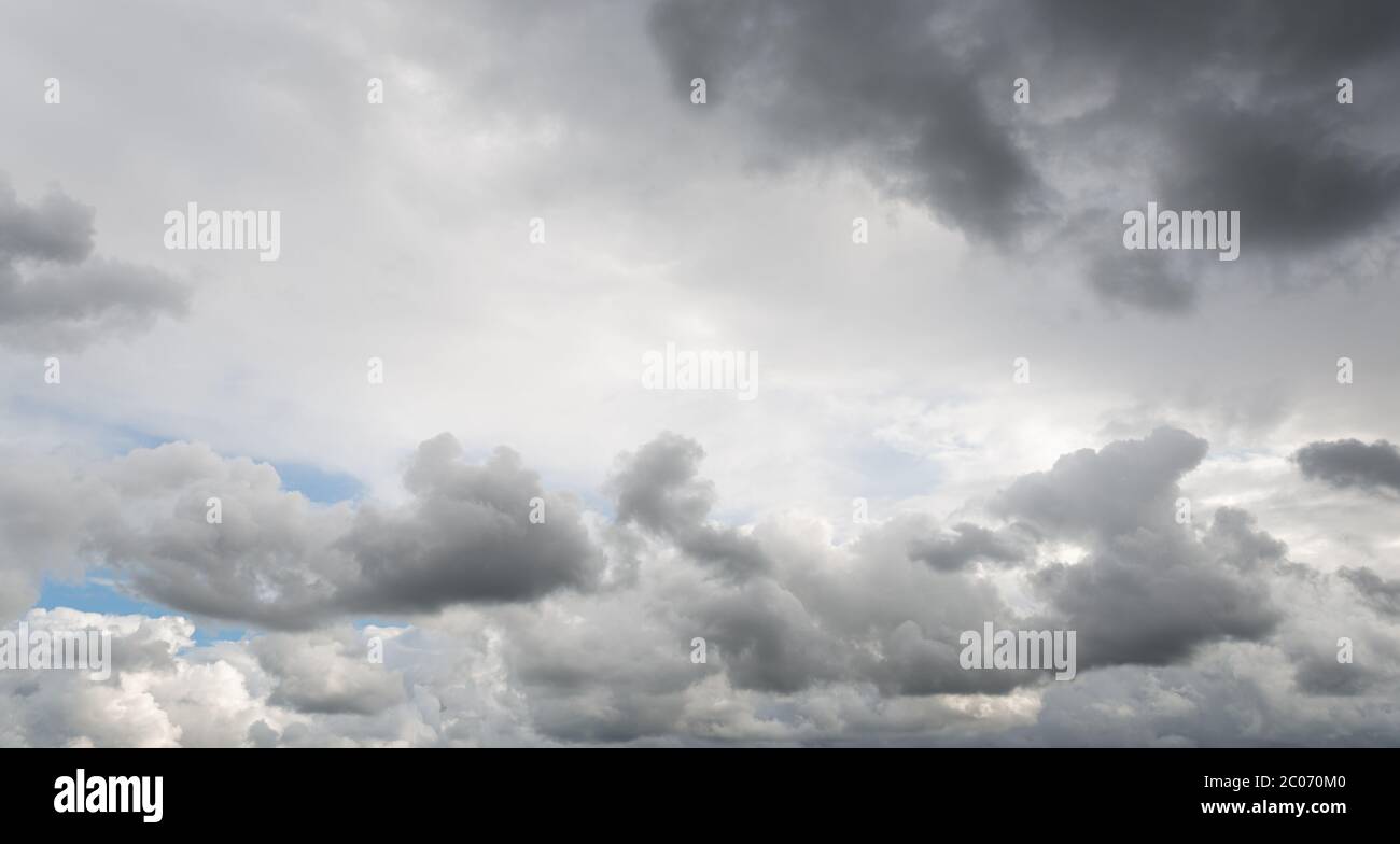 Cielo nuvoloso scuro Foto Stock