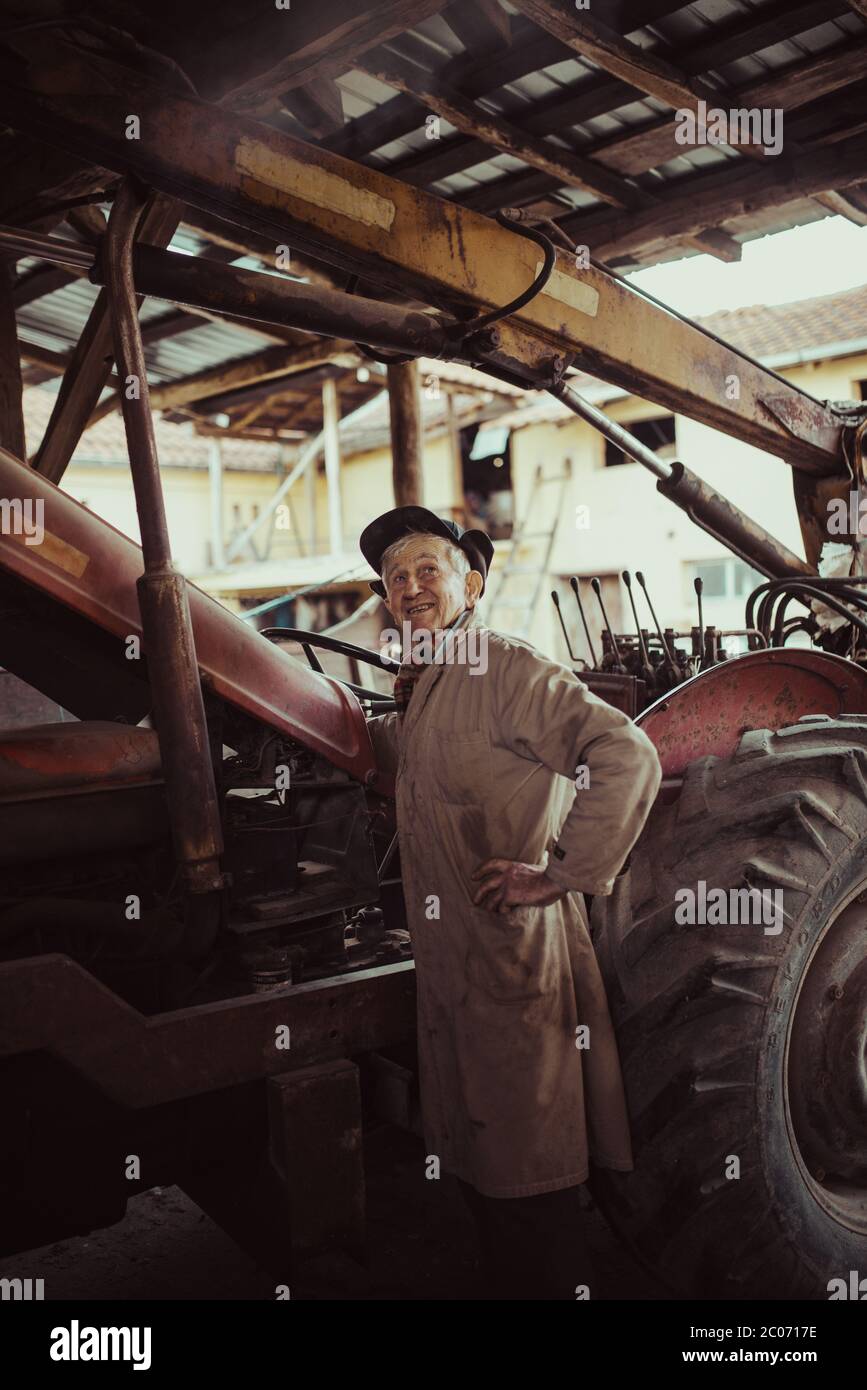 Ritratto dell'operatore dell'escavatore in vecchia uniforme. Foto Stock