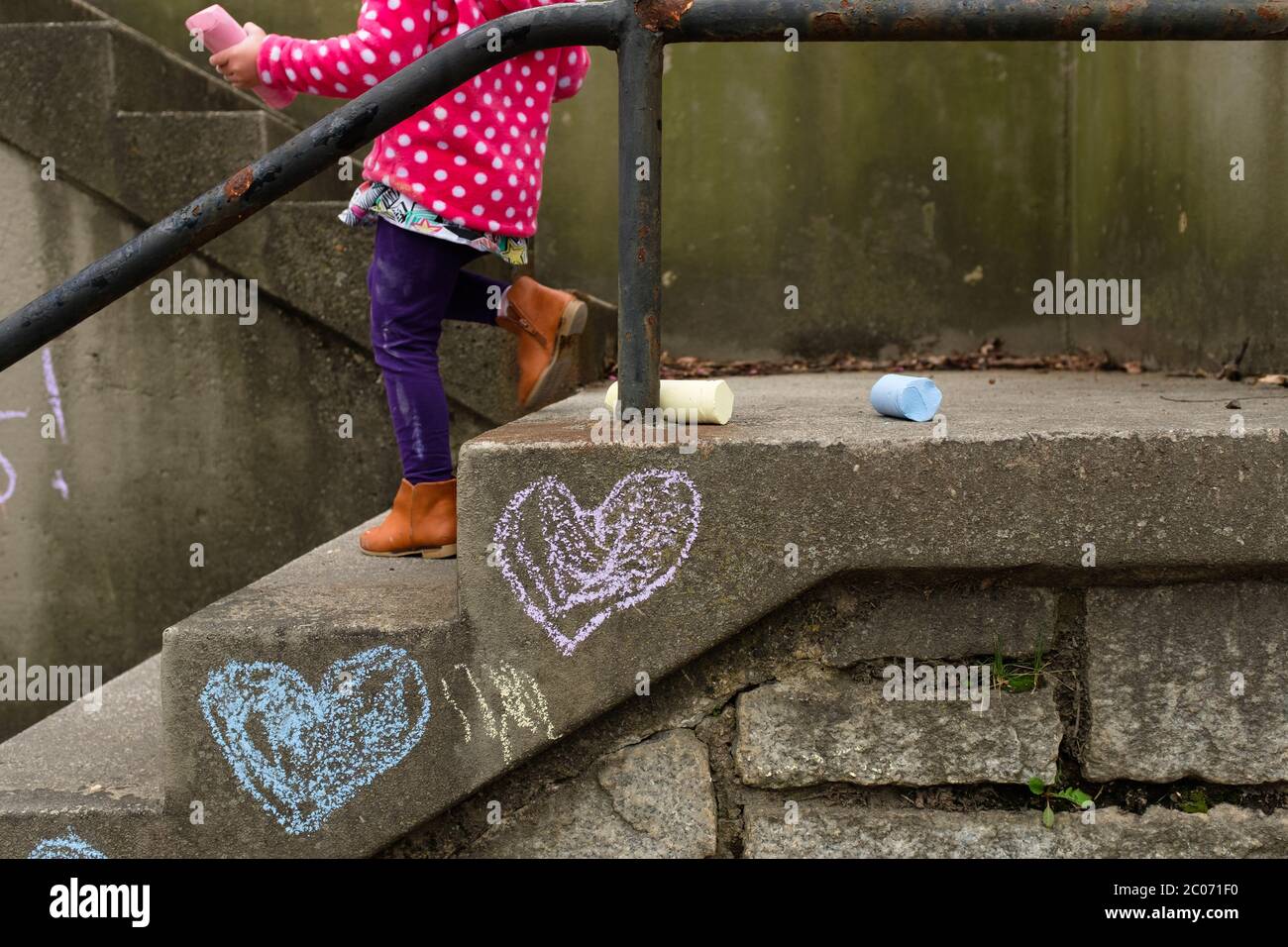 Ragazza che disegnava su scale con gesso Foto Stock