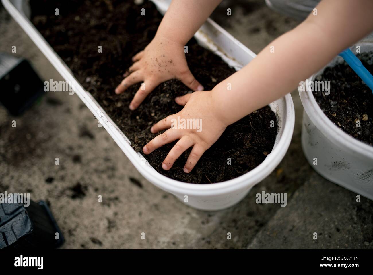 Bambina divertirsi in giardino. Foto Stock