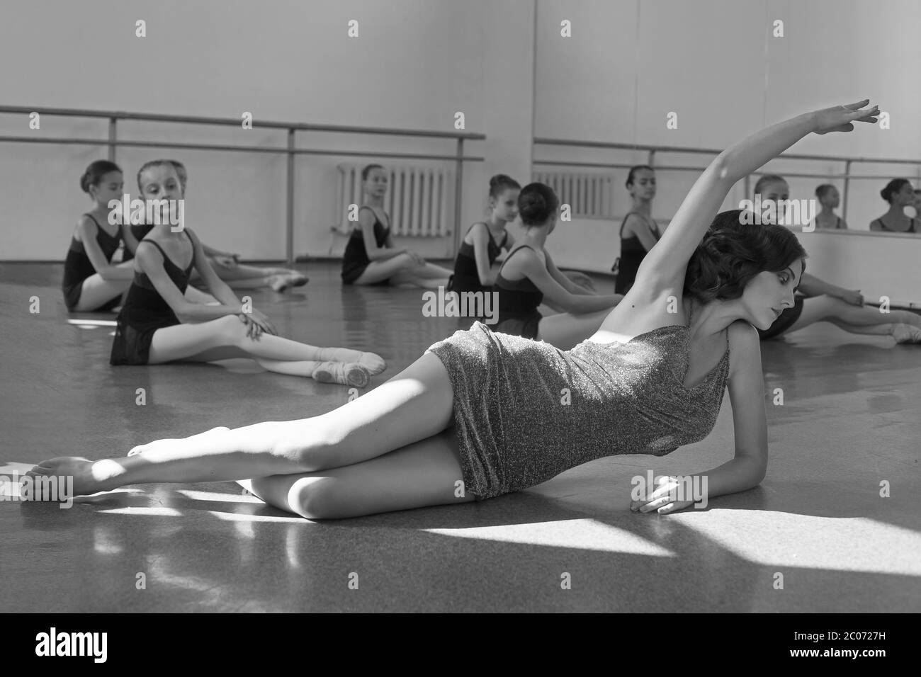 Bella insegnante di danza in studio Foto Stock