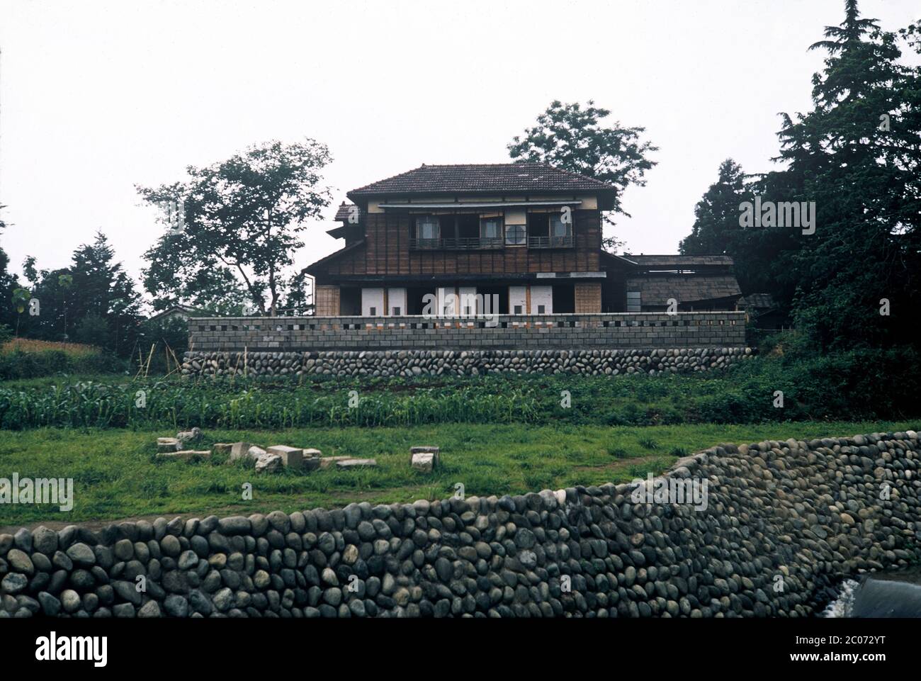 [ anni '50 Giappone - Casa di famiglia in legno ] - UNA nuova casa di famiglia in legno nella campagna giapponese, ca. 1950 (Showa 25). slide film d'epoca del xx secolo. Foto Stock