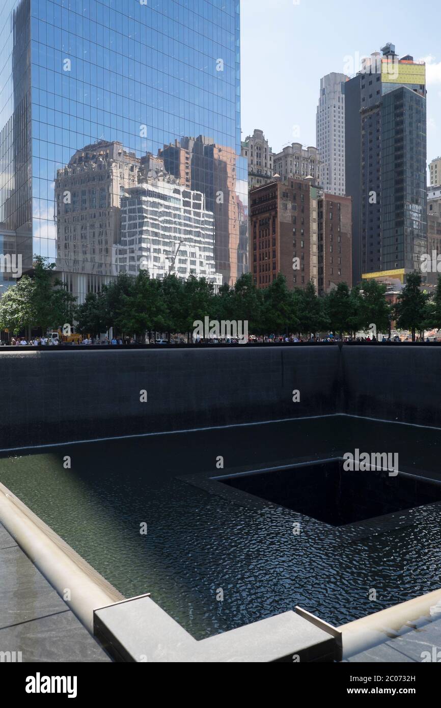 WTC Memorial Plaza con fontana, National September 11 Memorial, Manhattan, New York, Stati Uniti d'America Foto Stock