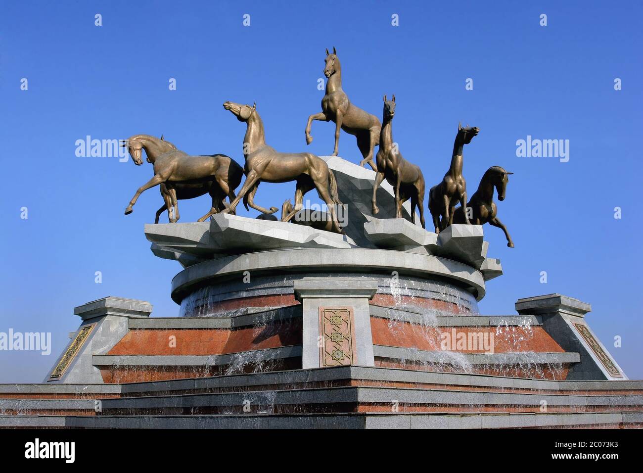Composizione scultorea a cavalli veloci. Ashkhabad. Turkmenistan. Foto Stock