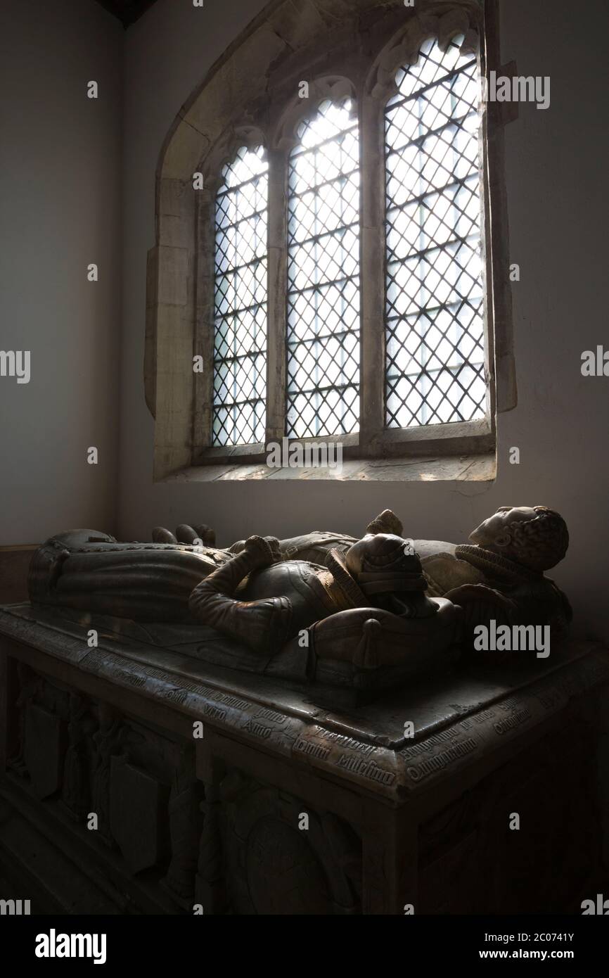 Monumento di Thomas Fermor (morto nel 1580) e sua moglie, Brigitta, all'interno della chiesa parrocchiale di St. James l'Apostolo, Somerton, Oxfordshire, Inghilterra, Regno Unito Foto Stock