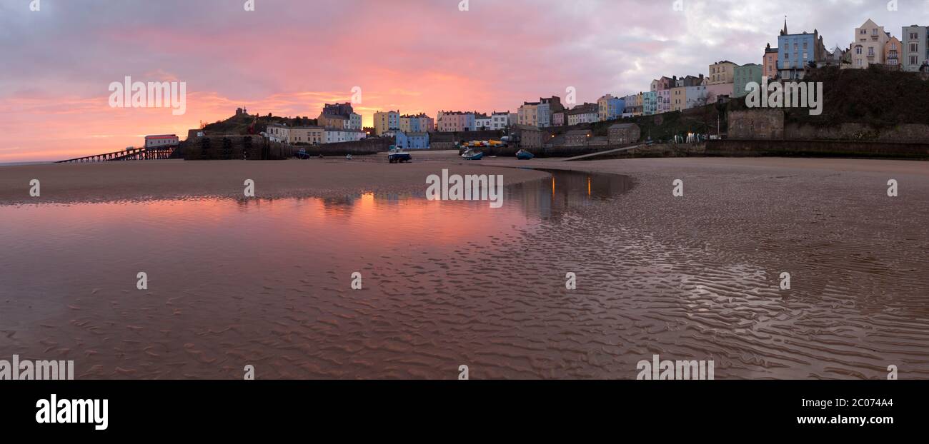 Alba sopra Tenby dalla North Beach a bassa marea, Tenby, Pembrokeshire, Galles, Regno Unito Foto Stock