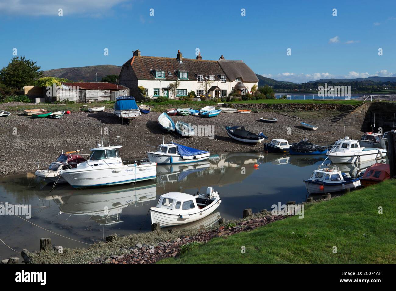Vista sul porto e cottage, Porlock Weir, Somerset, Inghilterra, Regno Unito Foto Stock