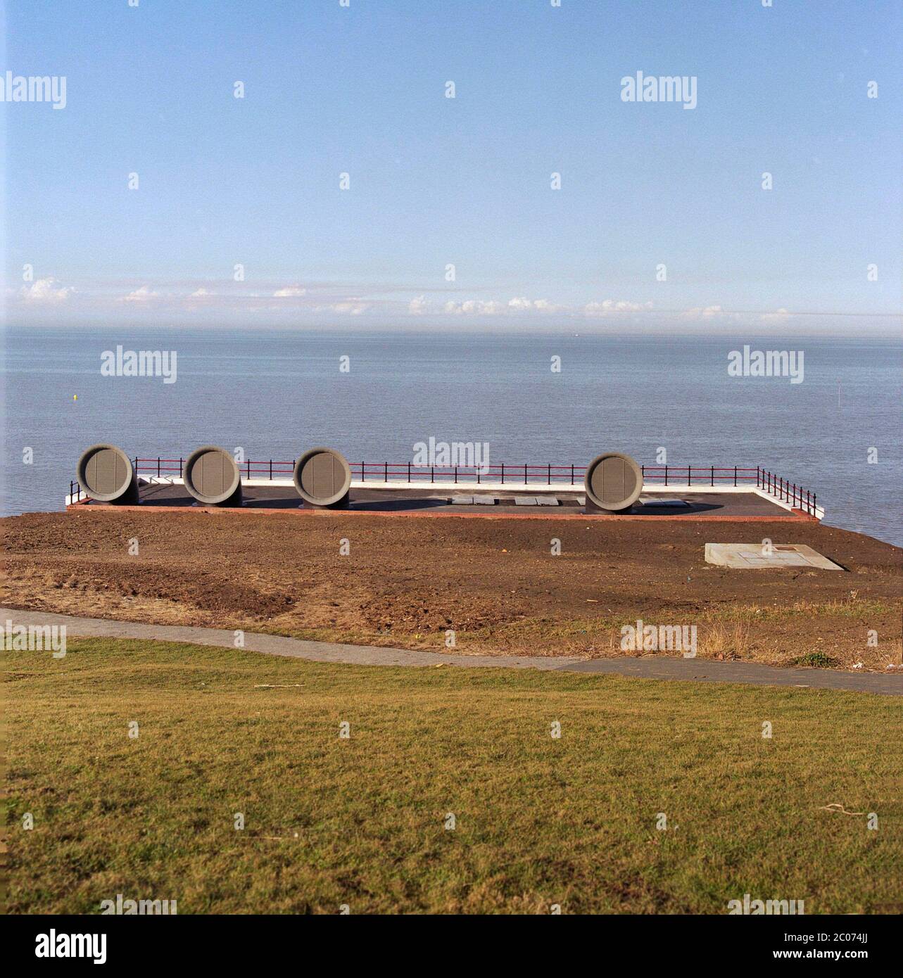 1996, recentemente aperto impianti di trattamento delle acque, Herne Bay, Kent, Inghilterra sudorientale, Regno Unito, con ventilatori circolari a forma di tromba. Foto Stock