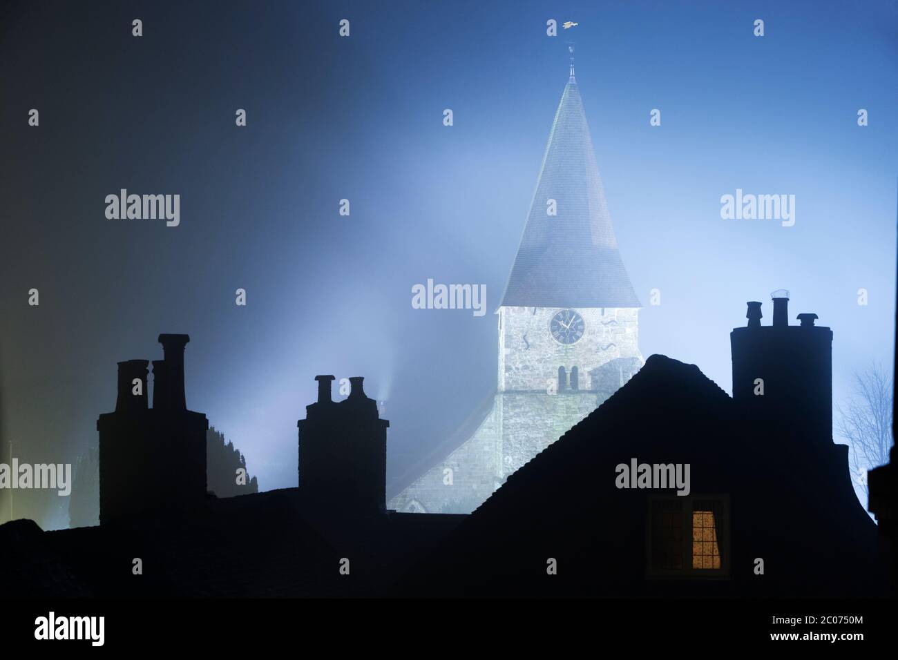 Chiesa di San Bartolemew e tetti in nebbia, Burwash, Sussex orientale, Inghilterra, Regno Unito Foto Stock