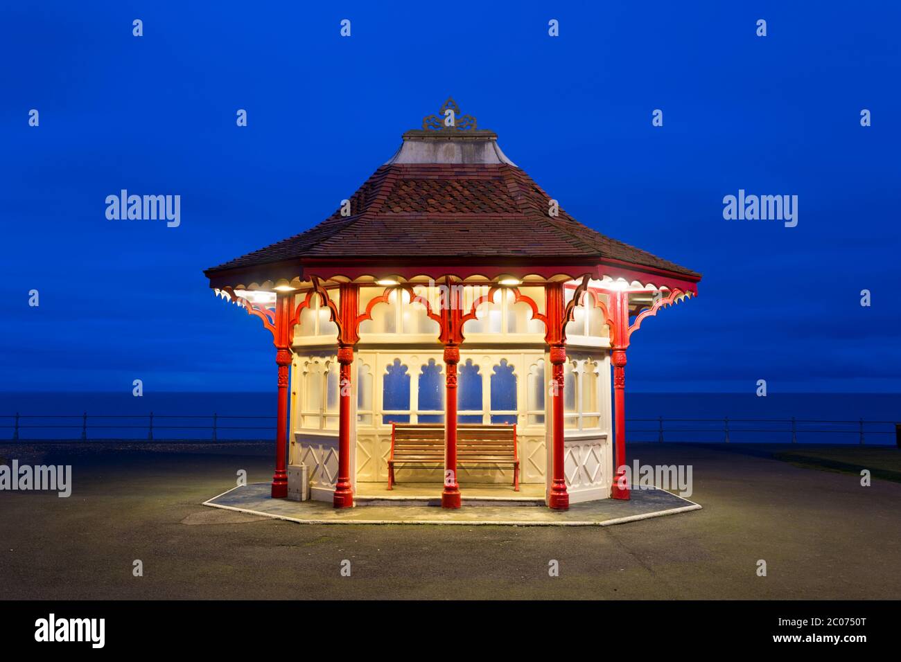 Lit-up Edwardian riparo fronte mare al crepuscolo, Bexhill-on-Sea, Sussex Est, Inghilterra, Regno Unito Foto Stock