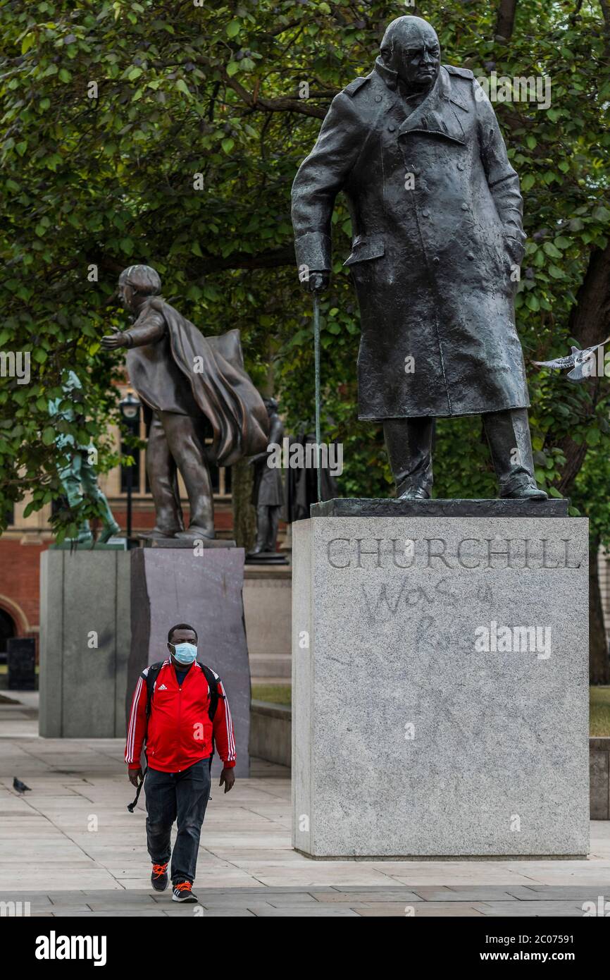 Londra, Regno Unito. 11 Giugno 2020. Un gruppo misto di ala destra, patriottico, E/o uomini pro Brexit fanno una guardia non ufficiale per la statua di Churchill in piazza del parlamento - la statua ha ancora visibile i resti di teh graffiti dicendo che era un razzista a seguito delle proteste Black Lives Matter a seguito del allentamento di Coronavirus (COVID-19) blocco. Credit: Guy Bell/Alamy Live News Foto Stock