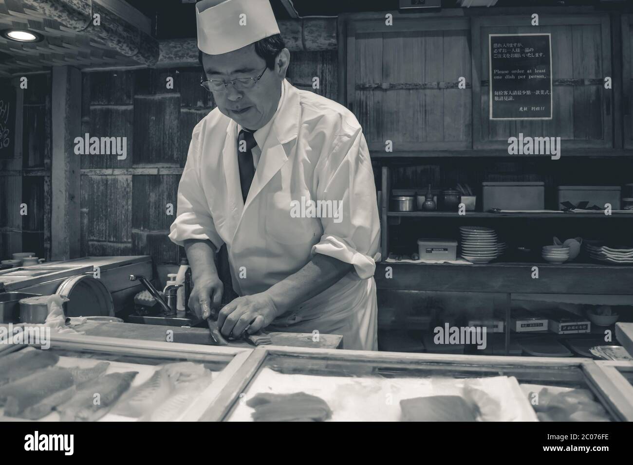 Il Maestro chef Sushi prepara nigiri di tonno fresco a Tokyo Giappone Foto Stock