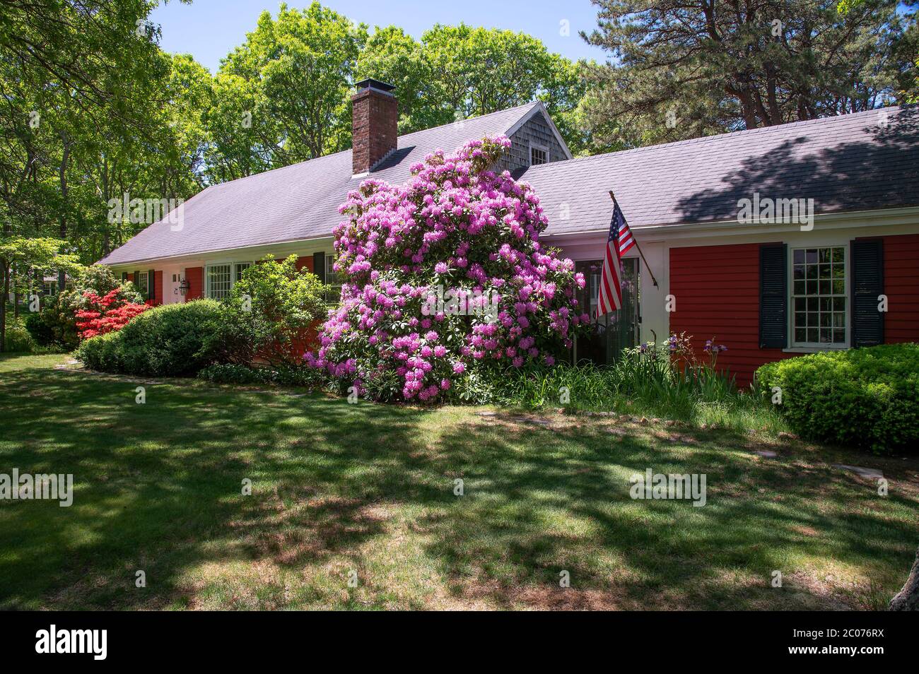 Una casa colorata a Cape Cod, Massachusetts, USA, in una mattina di primavera. Foto Stock