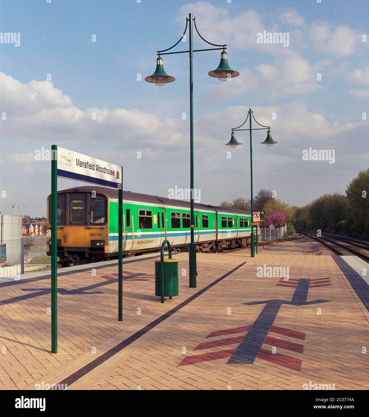 1996, la nuova linea ferroviaria locale Robin Hood, riaperta a Mansfield, East Midlands, Inghilterra, Regno Unito Foto Stock