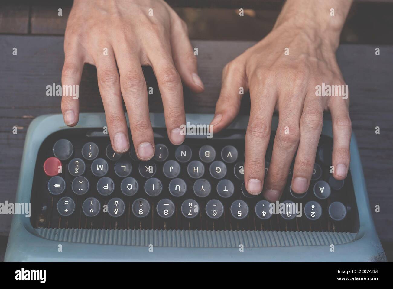 Autore mani che scrivono su vecchia macchina da scrivere vintage Foto Stock