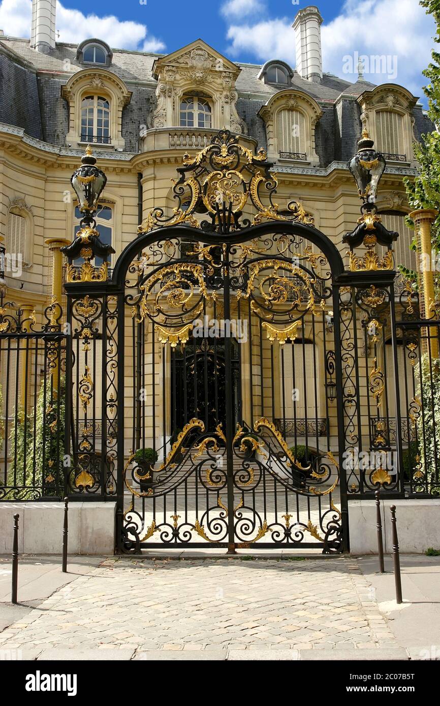 Palazzo con porta dorata sugli Champs-Elysees. Parigi. Foto Stock