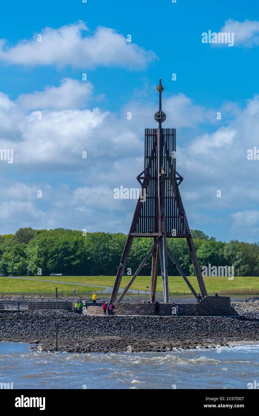 Kugelbake, marinaio di legno per navi, proveniente dal Mare del Nord e che entra nel fiume Elba a Cuxhaven, Niedersachsen, Germania Foto Stock
