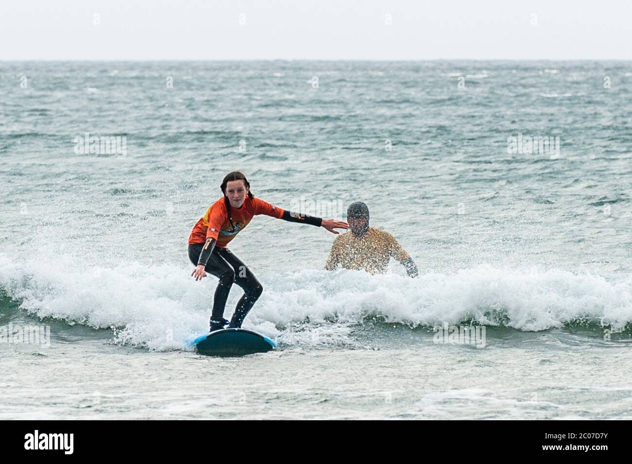 Garretstown, West Cork, Irlanda. 11 Giugno 2020. Nonostante i venti di forza di Gale, sia i locali che i turisti sono andati alla spiaggia di Garrettstown oggi. Credit: Notizie dal vivo di AG/Alamy Foto Stock