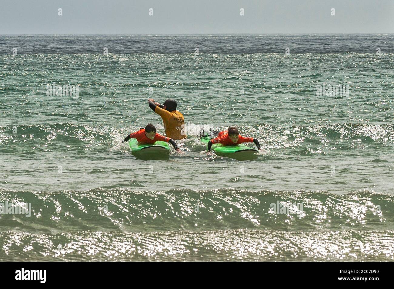 Garretstown, West Cork, Irlanda. 11 Giugno 2020. Nonostante i venti di forza di Gale, sia i locali che i turisti sono andati alla spiaggia di Garrettstown oggi. Credit: Notizie dal vivo di AG/Alamy Foto Stock