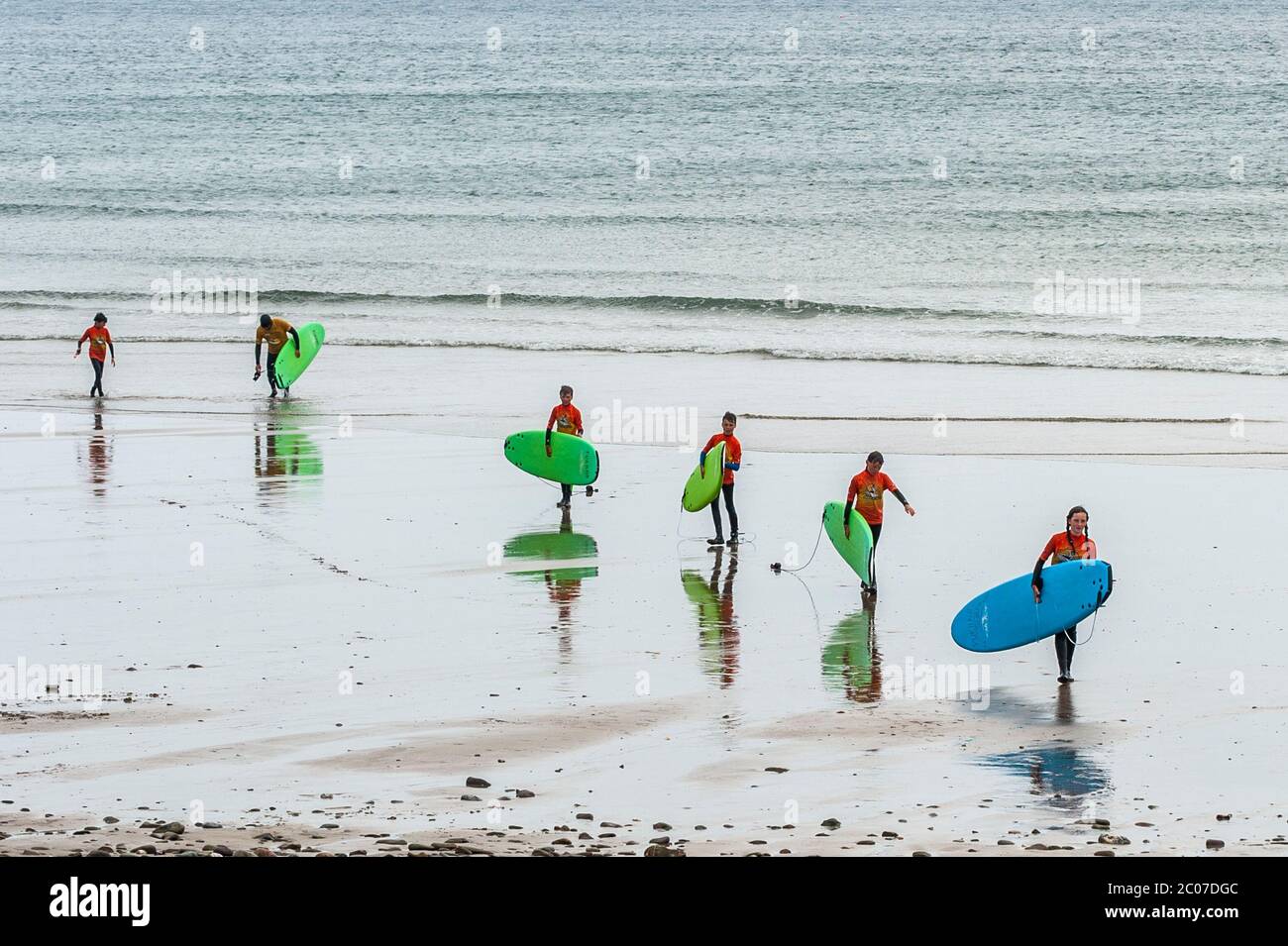 Garretstown, West Cork, Irlanda. 11 Giugno 2020. Nonostante i venti di forza di Gale, sia i locali che i turisti sono andati alla spiaggia di Garrettstown oggi. Credit: Notizie dal vivo di AG/Alamy Foto Stock