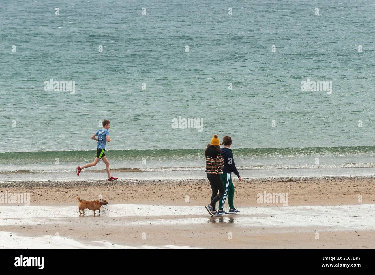 Garretstown, West Cork, Irlanda. 11 Giugno 2020. Nonostante i venti di forza di Gale, sia i locali che i turisti sono andati alla spiaggia di Garrettstown oggi. Credit: Notizie dal vivo di AG/Alamy Foto Stock