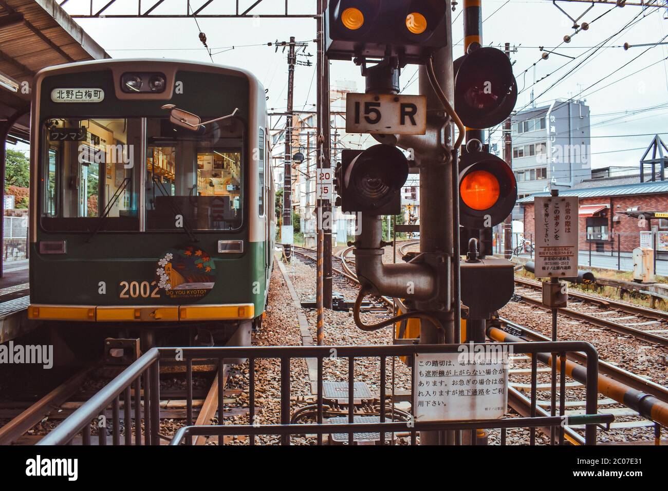 Treno passeggeri giapponese tradizionale della linea Hankyu Kyoto che porta ad Arashiyama Foto Stock